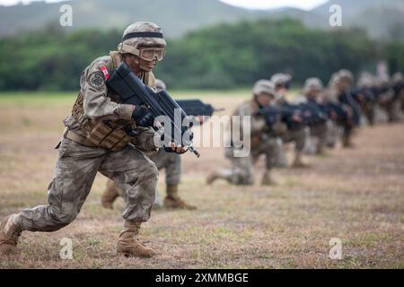 Peruanische Marinesoldaten führen während der Übung Rim of the Pacific (RIMPAC) 2024 am 25. Juli ein Training mit dem U.S. Marine Corps und anderen Partnerstaaten im Marine Corps Training Area Bellows, Hawaii durch. 29 Nationen, 40 Überlandschiffe, drei U-Boote, 14 nationale Landstreitkräfte, mehr als 150 Flugzeuge und 25.000 Mitarbeiter nehmen vom 27. Juni bis 1. August an der RIMPAC Teil. RIMPAC ist die weltweit größte internationale maritime Übung und bietet eine einzigartige Schulungsmöglichkeit, während gleichzeitig kooperative Beziehungen zwischen den Teilnehmern, die für die ens von entscheidender Bedeutung sind, gefördert und aufrechterhalten werden Stockfoto