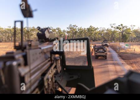 U.S. Marines mit Combat Logistics Battalion 5 (verstärkt), Marine Rotational Force – Darwin 24.3, fahren am 18. Juli 2024 zu einem Nachschubpunkt während der Übung Predator’s Run 24 im Mount Bundey Training Area, NT, Australien. Exercise Predator’s Run 24 ist eine multilaterale Trainingseinheit, die von der australischen Armee 1st Brigade geleitet wird und an der die australische Verteidigungsstreitkräfte, die United Kingdom Commando Force, die Republik der Philippinen, das U.S. Marine Corps und die U.S. Navy beteiligt sind. Das Logistics Combat Element CLB-5 (rein.) der MRF-D 24.3 bot umfassende Unterstützung für den Kampfdienst, l Stockfoto