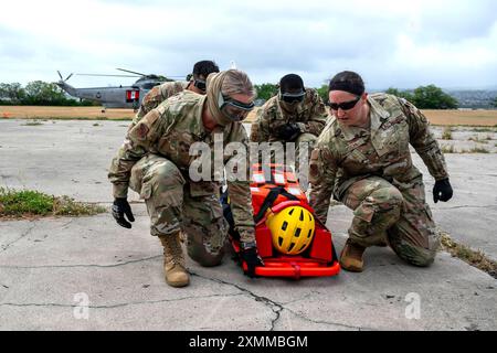 Citizen Airmen von der 624th Aeromedical Staging Squadron tragen eine Trainingspuppe während der Übung Rim of the Pacific (RIMPAC) 2024 auf Ford Island, Hawaii, im Juli 124. Die 624th ASTS-Mitglieder reagierten auf Hubschrauber der US-Armee und peruanischer und mexikanischer Partner, um Patienten für das Training zu transportieren. 29 Nationen, 40 Überlandschiffe, drei U-Boote, 14 nationale Landstreitkräfte, mehr als 150 Flugzeuge und 25.000 Mitarbeiter nehmen vom 27. Juni bis 1. August an der RIMPAC Teil. RIMPAC ist die weltweit größte internationale maritime Übung und bietet ein einzigartiges Ausbildungsangebot Stockfoto