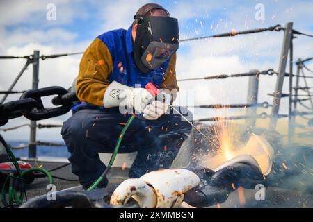 Damage Controlman 1st Class Richard Becan schneidet einen Teil der Ankerkette an der foc’sle des Lenkraketenzerstörers USS Gridley (DDG 101) ab 27. Juli. Gridley ist gerade im Verantwortungsbereich der 3rd Fleet unterwegs und führt Routineoperationen durch. (Foto der US Navy von Mass Communication Specialist 1st Class Jesse Monford) Stockfoto