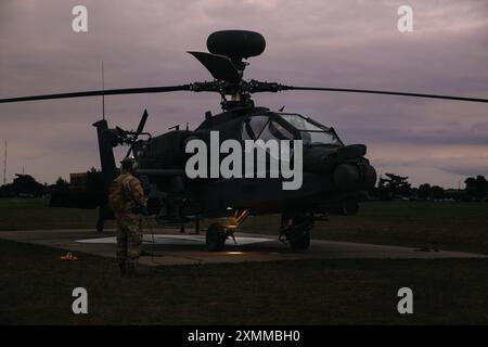 Sechs AH-64 Apachen des 1. Angriffsbataillons, 151. Aviation Regiment, 59. Truppenkommando, South Carolina Army National Guard, nehmen am XCTC-Rotation (Exportable Combat Training Capabilities) der Iowa Army National Guard im Juli 2024 Teil. Dies war das erste Mal, dass Apachen in Camp Ripley operierten und rund um die Uhr das 2. Brigade Combat Team der 34. Infanteriedivision der Iowa Army National Guard aus der Luft unterstützten. (Foto der Nationalgarde der US-Armee von SPC. Armani Wilson) Stockfoto