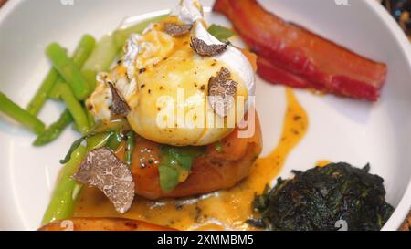 Gourmet-Gericht mit pochiertem Ei auf Gemüsebett mit Trüffel Stockfoto