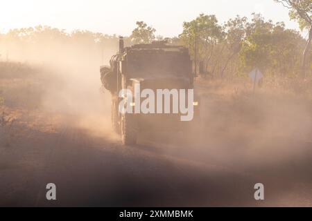 U.S. Marines mit Combat Logistics Battalion 5 (verstärkt), Marine Rotational Force – Darwin 24.3, betreiben ein 7-Tonnen-Fahrzeug während der Übung Predator’s Run 24 im Mount Bundey Training Area, NT, Australien, 18. Juli 2024. Exercise Predator’s Run 24 ist eine multilaterale Trainingseinheit, die von der australischen Armee 1st Brigade geleitet wird und an der die australische Verteidigungsstreitkräfte, die United Kingdom Commando Force, die Republik der Philippinen, das U.S. Marine Corps und die U.S. Navy beteiligt sind. Das Logistics Combat Element CLB-5 (rein.) der MRF-D 24.3, bot umfassende Unterstützung für den Kampfdienst Log Stockfoto