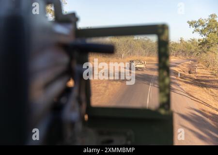 U.S. Marines mit Combat Logistics Battalion 5 (verstärkt), Marine Rotational Force – Darwin 24.3, fahren am 18. Juli 2024 zu einem Nachschubpunkt während der Übung Predator’s Run 24 im Mount Bundey Training Area, NT, Australien. Exercise Predator’s Run 24 ist eine multilaterale Trainingseinheit, die von der australischen Armee 1st Brigade geleitet wird und an der die australische Verteidigungsstreitkräfte, die United Kingdom Commando Force, die Republik der Philippinen, das U.S. Marine Corps und die U.S. Navy beteiligt sind. Das Logistics Combat Element CLB-5 (rein.) der MRF-D 24.3 bot umfassende Unterstützung für den Kampfdienst, l Stockfoto
