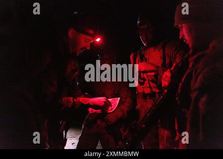 U.S. Marines mit Combat Logistics Battalion 5 (verstärkt), Marine Rotational Force – Darwin 24.3, diskutieren eine Konvoi-Route während der Übung Predator’s Run 24 im Mount Bundey Training Area, NT, Australien, 18. Juli 2024. Exercise Predator’s Run 24 ist eine multilaterale Trainingseinheit, die von der australischen Armee 1st Brigade geleitet wird und an der die australische Verteidigungsstreitkräfte, die United Kingdom Commando Force, die Republik der Philippinen, das U.S. Marine Corps und die U.S. Navy beteiligt sind. Das Logistics Combat Element CLB-5 (rein.) der MRF-D 24.3, bot umfassende Unterstützung für den Kampfdienst logi Stockfoto