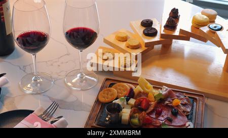 Elegante Wein- und Käseverkostung mit Gläsern Rotwein, Stockfoto