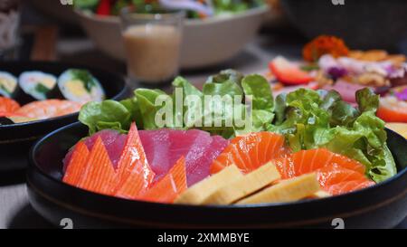 Farbenfrohe Auswahl an frischen Sashimi- und Gemüsesalaten Stockfoto