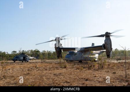 US-Marines mit mittlerer Tiltrotor Squadron 268 (verstärkt), Marine Rotationskraft – Darwin 24.3, bereiten Sie sich auf den Start in einem MV-22B Osprey zusammen mit Piloten der italienischen Marine in einem NH-90 Hubschrauber vor, um eine bilaterale Formation als Teil eines Trainingseinsatzes während der Übung Pitch Black 24 im Mount Bundey Training Area, NT, Australien, 22. Juli 2024 zu erhalten. Übung Pitch Black 24 ist das größte in der 43-jährigen Geschichte der Übung und bringt 20 teilnehmende Nationen, mehr als 140 Flugzeuge aus der ganzen Welt und mehr als 4.000 Mitarbeiter zusammen. Übung Pitch Black 24 ermöglicht MRF-D 24.3 Luftkampf Stockfoto