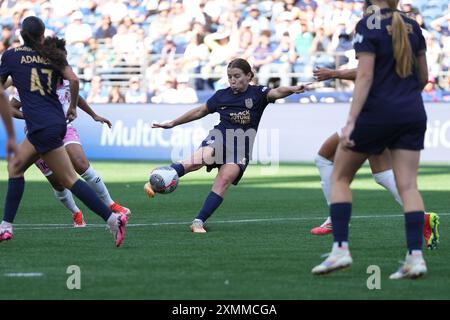 Seattle, Usa. Juli 2024. Der Mittelfeldspieler Angharad James-Turner (6) von Seattle Reign FC trifft am 28. Juli 2024 in einem Spiel im NWSL x Liga MX Femenil Summer Cup gegen den Club Tijuana Femenil im Lumen Field in Seattle, Washington. (Foto Nate Koppelman/SIPA USA) Credit: SIPA USA/Alamy Live News Stockfoto