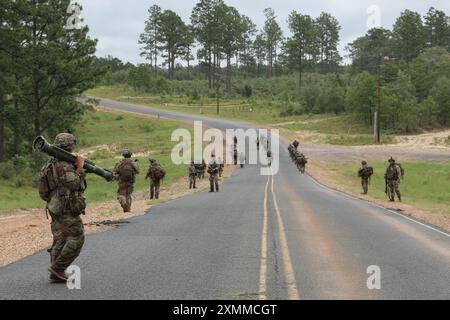 Soldaten der Guam Army National Guard führen eine taktische Fußpatrouille während des Joint Readiness Training Center (JRTC) Rotation 24-09 am 26. Juli 2024 durch. Das JRTC-Ziel ist die Schaffung realistischer Umgebungen, die die Einheiten für komplexe Vorgänge vorbereiten. Zu den Trainingsübungen gehören medizinische Evakuierungen verwundeter Soldaten, Übungen für Waffen und Live-Feuer sowie Maßnahmen zur Erhaltung der Fähigkeiten und zur Aufrechterhaltung der Einsatzbereitschaft. Stockfoto