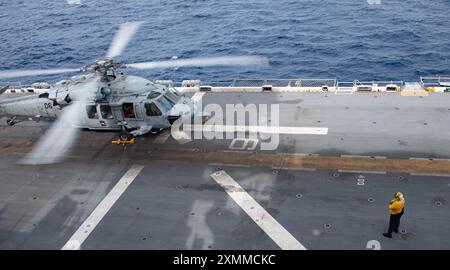 240726-N-PV363-1023 PHILIPPINISCHE SEE (26. Juli 2024) ein MH-60S Seahawk von der Helicopter Sea Combat Squadron (HSC) 25 Taxies auf dem Flugdeck des vorwärtsgerichteten amphibischen Angriffsschiffs USS America (LHA 6) während der Routineeinsätze in der Philippinischen See, 26. Juli. America, Leitschiff der America Amphibious Ready Group, ist im Einsatzgebiet der 7. US-Flotte im Einsatz. Die 7. US-Flotte ist die größte nach vorne gerichtete nummerierte Flotte der US Navy und interagiert routinemäßig mit Verbündeten und Partnern, um eine freie und offene Region im Indo-Pazifik zu erhalten. (US Navy Foto von Mas Stockfoto