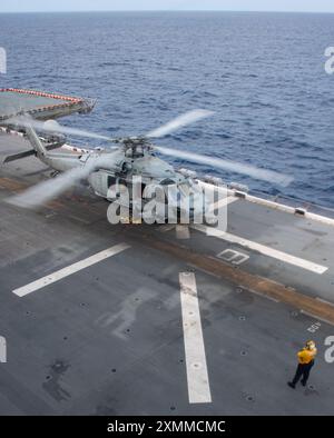 240726-N-PV363-1026 PHILIPPINISCHE SEE (26. Juli 2024) ein MH-60S Seahawk von der Helicopter Sea Combat Squadron (HSC) 25 Taxies auf dem Flugdeck des vorwärtsgerichteten amphibischen Angriffsschiffs USS America (LHA 6) während der Routineeinsätze in der Philippinischen See, 26. Juli. America, Leitschiff der America Amphibious Ready Group, ist im Einsatzgebiet der 7. US-Flotte im Einsatz. Die 7. US-Flotte ist die größte nach vorne gerichtete nummerierte Flotte der US Navy und interagiert routinemäßig mit Verbündeten und Partnern, um eine freie und offene Region im Indo-Pazifik zu erhalten. (US Navy Foto von Mas Stockfoto