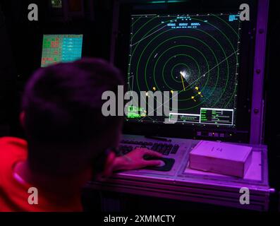 240726-N-QR506-1020 PHILIPPINE SEA (26. Juli 2024) der Fluglotse der 2. Klasse Kirklin Moua aus St. Paul, Minnesota, der dem vorwärtsgerichteten amphibischen Angriffsschiff USS America (LHA 6) zugeteilt wurde, überwacht den Luftraum des Schiffes während der Routineeinsätze in der Philippinischen See am 26. Juli. America, das Leitschiff der America Amphibious Ready Group, und die 31st Marine Expeditionary Unit, führen Routineoperationen im Einsatzgebiet der 7th Fleet durch. Die 7. US-Flotte ist die größte nach vorne gerichtete nummerierte Flotte der US Navy und interagiert und operiert routinemäßig Stockfoto