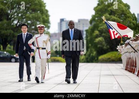 Verteidigungsminister Lloyd J. Austin III. Nimmt an einer Ehrenveranstaltung mit der japanischen Verteidigungsministerin Kihara Minoru Teil, die am 28. Juli 2024 im japanischen Verteidigungsministerium in Tokio stattfand. (DOD-Foto von US Navy Petty Officer 1. Klasse Alexander Kubitza) Stockfoto