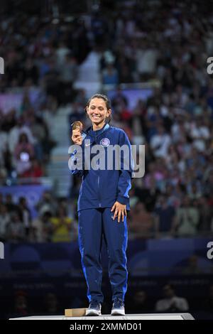 Paris, Frankreich. Juli 2024. Goldmedaillengewinner US-Lee Kiefer feiert auf dem Podium während der Medaillenzeremonie für den Einzelwettbewerb der Frauen bei den Olympischen Spielen 2024 in Paris am 28. Juli 2024 im Grand Palais in Paris. Foto: Eliot Blondet/ABACAPRESS. COM Credit: Abaca Press/Alamy Live News Stockfoto