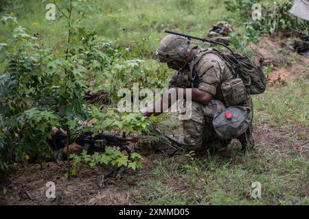 Soldaten des 1. Bataillons 200th Infantry, Nevada Army National Guard, verbergen ihre Schusspositionen während der Rotation 24-09 des Joint Readiness Training Center (JRTC) am 27. Juli 2024. Das JRTC-Ziel ist die Schaffung realistischer Umgebungen, die die Einheiten für komplexe Vorgänge vorbereiten. Zu den Trainingsübungen gehören Force-on-Force-Operationen, medizinische Evakuierungen von verwundeten Soldaten und Live-Feuerwaffentraining, das hilft, Fähigkeiten zu schärfen und die Einsatzbereitschaft der Einheit zu erhalten. Stockfoto