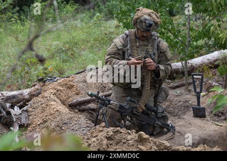 SPC. Mike Archuleta vom 1. Bataillon 200th Infantry, Nevada Army National Guard, bereitet seine Defensive Kampfposition während der Rotation 24-09 des Joint Readiness Training Center (JRTC) am 27. Juli 2024 vor. Das JRTC-Ziel ist die Schaffung realistischer Umgebungen, die die Einheiten für komplexe Vorgänge vorbereiten. Zu den Trainingsübungen gehören Force-on-Force-Operationen, medizinische Evakuierungen von verwundeten Soldaten und Live-Feuerwaffentraining, das hilft, Fähigkeiten zu schärfen und die Einsatzbereitschaft der Einheit zu erhalten. Stockfoto