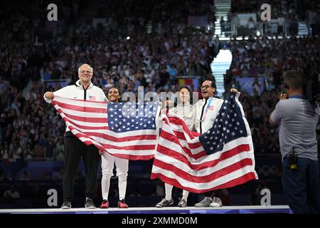 Paris, Frankreich. Juli 2024. Goldmedaillengewinner US-Lee Kiefer feiert auf dem Podium während der Medaillenzeremonie für den Einzelwettbewerb der Frauen bei den Olympischen Spielen 2024 in Paris am 28. Juli 2024 im Grand Palais in Paris. Foto: Eliot Blondet/ABACAPRESS. COM Credit: Abaca Press/Alamy Live News Stockfoto