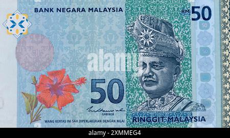 Die blau-grüne RM50-Banknote aus der 4. Serie zeigt ein Porträt von Abdul Rahman von Negeri Sembilan und einen nationalen blumenroten Hibiskus o Stockfoto