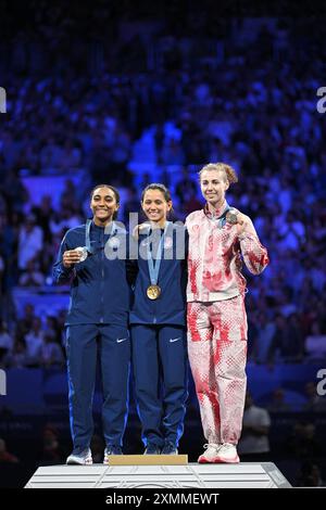 Paris, Frankreich. Juli 2024. Die Silbermedaillengewinnerin US-Lauren Scruggs (l), die Goldmedaillengewinnerin US-Lee Kiefer und die Bronze-Medaillengewinnerin Kanadas Eleanor Harvey feiern auf dem Podium während der Medaillenzeremonie für den Einzelwettbewerb der Frauen während der Olympischen Spiele 2024 in Paris am 28. Juli 2024 im Grand Palais in Paris. Foto: Eliot Blondet/ABACAPRESS. COM Credit: Abaca Press/Alamy Live News Stockfoto