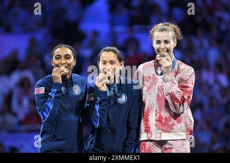 Paris, Frankreich. Juli 2024. Die Silbermedaillengewinnerin US-Lauren Scruggs (l), die Goldmedaillengewinnerin US-Lee Kiefer und die Bronze-Medaillengewinnerin Kanadas Eleanor Harvey feiern auf dem Podium während der Medaillenzeremonie für den Einzelwettbewerb der Frauen während der Olympischen Spiele 2024 in Paris am 28. Juli 2024 im Grand Palais in Paris. Foto: Eliot Blondet/ABACAPRESS. COM Credit: Abaca Press/Alamy Live News Stockfoto