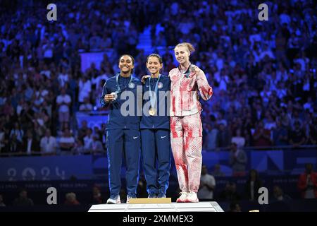 Paris, Frankreich. Juli 2024. Die Silbermedaillengewinnerin US-Lauren Scruggs (l), die Goldmedaillengewinnerin US-Lee Kiefer und die Bronze-Medaillengewinnerin Kanadas Eleanor Harvey feiern auf dem Podium während der Medaillenzeremonie für den Einzelwettbewerb der Frauen während der Olympischen Spiele 2024 in Paris am 28. Juli 2024 im Grand Palais in Paris. Foto: Eliot Blondet/ABACAPRESS. COM Credit: Abaca Press/Alamy Live News Stockfoto