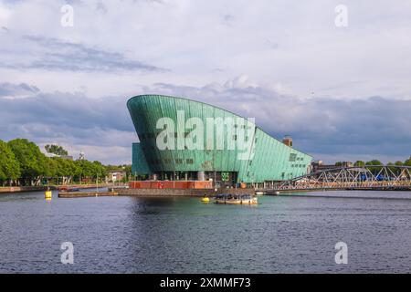 15. Juni 2024: NEMO Science Museum, ein Wissenschaftszentrum des italienischen Architekten Renzo Piano in Amsterdam, Niederlande. Es war Museum of Stockfoto