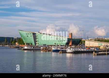 15. Juni 2024: NEMO Science Museum, ein Wissenschaftszentrum des italienischen Architekten Renzo Piano in Amsterdam, Niederlande. Es war Museum of Stockfoto