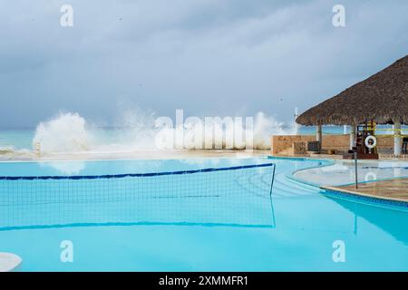 Wunderbares schweres Meer, große Wellen krachen in den Pool, Regenwolken im Hintergrund, Hurrikan kam nahe der Küste der Dominikanischen Republik, Bayahibe. Stockfoto