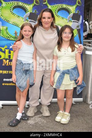 Sam Bailey mit ihrer Tochter und ihrer Nichte bei der „Shrek the Musical“ UK Tour Press Night, Hammersmith (Eventim) Apollo, Queen Caroline Street, am Freitag, 26 Stockfoto