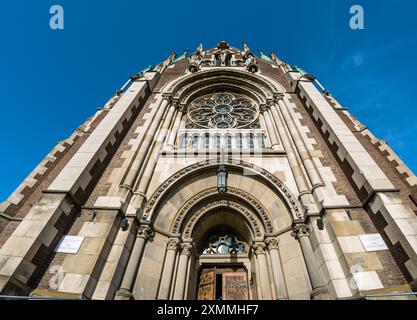 Die Fassade der Kirche der Heiligen Olga und Elizaveta ist eine aktive neogotische griechisch-katholische Kirche in Lemberg Stockfoto