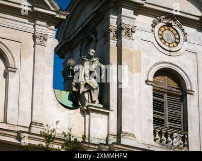 Die Statue der Heiligen Hyazinth an der Fassade der Kirche Maria Magdalena (heute der Orgelsaal der Lemberger Kirche) Stockfoto