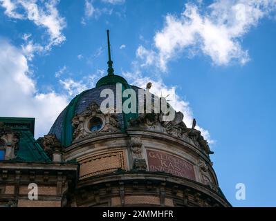 Lviv, Ukraine - 26. März 2024: Der Hauptturm über dem Eingang zum Gebäude der Galicischen Sparkasse (Galicyjska Kasa Oszczędności) mit einem sc Stockfoto