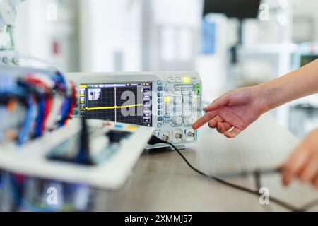 Auf der Leiterplatte arbeiten, Roboter im Robotik-Club der Schule bauen. Kinder, die Robotik in der Grundschule lernen. Stockfoto