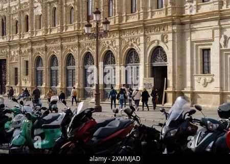 Sevilla, Spanien. 5. Februar 2024: Plaza de San Francisco und das Äußere des Stadtrates Stockfoto