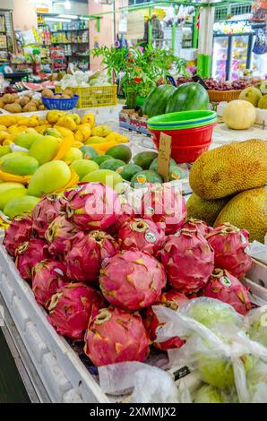 Drachenfrucht auf einem Marktstand im Tanjung Bungah Market in Penang, Malaysia Stockfoto