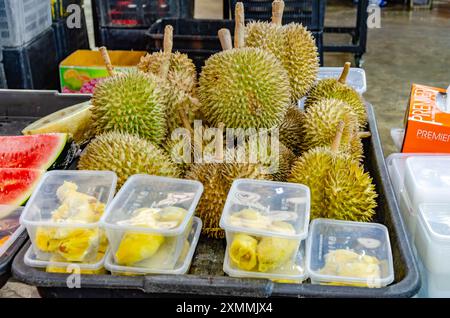 Nahaufnahme von Durianobst auf einem Marktstand in Penang, Malaysia. Stockfoto