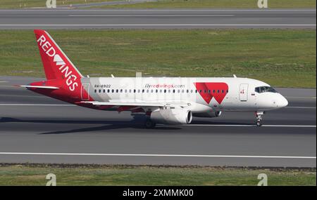 ISTANBUL, TURKIYE - 05. NOVEMBER 2022: Red Wings Airlines Sukhoi Superjet 100-95LR (95177) landet auf dem Flughafen Istanbul Stockfoto