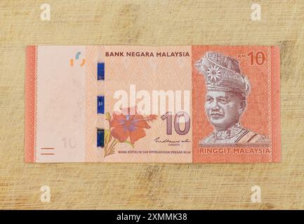 Malaysische 10-Ringgit-Banknote auf hölzernem Hintergrund Stockfoto