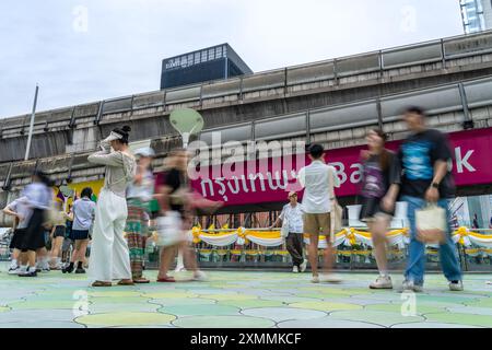 Bangkok, Thailand - 28. Juli 2024 - Touristen besuchen einen berühmten Ort, um ihre Fotos unter den Skytrain in der Nähe des Siam Center und der Siam Paragon Mall zu machen Stockfoto