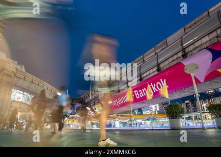 Bangkok, Thailand - 28. Juli 2024 - Touristen besuchen einen berühmten Ort, um ihre Fotos unter den Skytrain in der Nähe des Siam Center und der Siam Paragon Mall zu machen Stockfoto