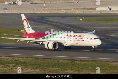 ISTANBUL, TURKIYE - 05. NOVEMBER 2022: Royal Air Maroc Boeing 787-9 (65558) Landung zum Istanbul International Airport Stockfoto