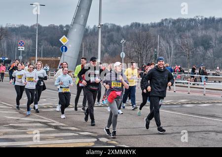 7. April 2024: Moskau, Russland: Fröhliche junge Menschen, Amateurläufer, beim traditionellen fünf-Kilometer-Rennen im Luschniki-Stadion namens April. Stockfoto