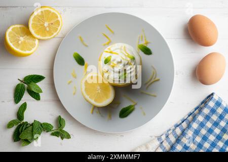 Köstliches Dessert aus Zitronenmousse mit Sahne. Stockfoto