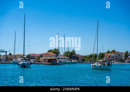 Rogoznica, Kroatien - 5. Juli 2024: Warteschlange für Yachten zum Tanken. Tankstelle für Schiffe, Boote und Yachten in Rogoznica, Kroatien. Stockfoto