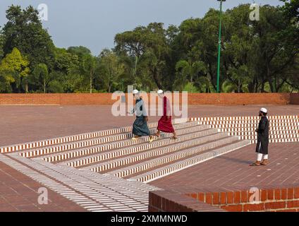 Bangladeschische Jungs im Jatiyo Sriti Shoudho National Martyrs Memorial, Dhaka Division, Savar, Bangladesch Stockfoto