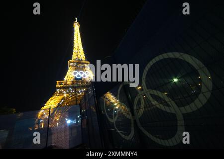 Paris, Frankreich. Juli 2024. Olympia, Paris 2024, Blick auf den beleuchteten Eiffelturm hinter den Olympischen Ringen. Quelle: Marcus Brandt/dpa/Alamy Live News Stockfoto