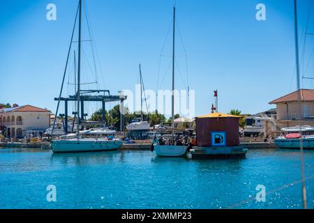 Rogoznica, Kroatien - 5. Juli 2024: Die Yacht betankt an einer Tankstelle in der Nähe des Sees für Schiffe, Boote und Yachten in Rogoznica, Kroatien. Stockfoto