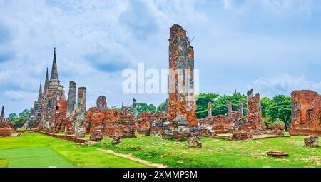 Panorama der antiken Steinpagoden, erhalten im Komplex von Wat Phra Si Sanphet, Ayutthaya, Thailand Stockfoto