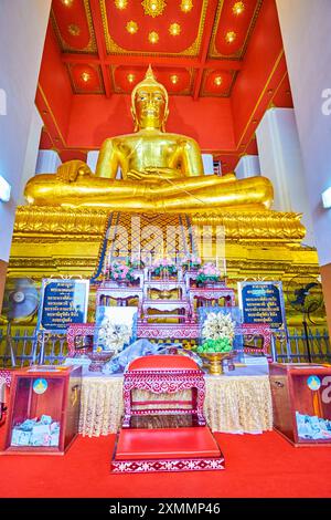 AYUTTHAYA, THAILAND - 14. MAI 2019: Der große Goldene Lord Buddha im Wihan Phra Mongkhon Bophit Tempel, am 14. Mai in Ayutthaya, Thailand Stockfoto